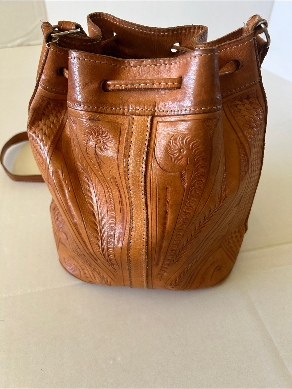 LEATHER DRAWSTRING CROSSBODY BUCKET BAG FEATURING HAND TOOLED FLORAL PATTERNS - Picture 5 of 12